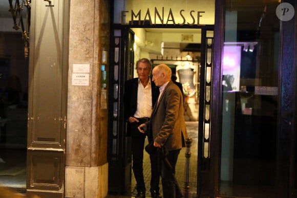 No credit - Bi - no web - Alain Delon - Sorties du restaurant - Alain Delon en famille pour fêter ses 80 ans au restaurant La Corte, rue du faubourg St-Honoré à Paris le 7 novembre 2015. L'acteur était entouré de son ex femme Nathalie Delon, de ses enfants Anthony Delon , accompagné de ses 3 filles Loup et Liv et Alsyon Le Borges, de sa fille Anouchka Delon et de son fils Alain-Fabien Delon.  no credit - BI - no web and no blog Alain Delon celebrates his 80 th birthday with his family (ex wife, Nathalie Delon, his children Anthony Delon and his 3 daughters Loup, Liv and Alyson le Borges, his daughter Anouchka Delon and his son Alain-Fabien Delon) at italian restaurant La Corte in Paris on November the 7 th. 