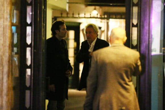 No credit - Bi - no web - Anthony Delon et Alain Delon - Sorties du restaurant - Alain Delon en famille pour fêter ses 80 ans au restaurant La Corte, rue du faubourg St-Honoré à Paris le 7 novembre 2015. L'acteur était entouré de son ex femme Nathalie Delon, de ses enfants Anthony Delon , accompagné de ses 3 filles Loup et Liv et Alsyon Le Borges, de sa fille Anouchka Delon et de son fils Alain-Fabien Delon.  no credit - BI - no web and no blog Alain Delon celebrates his 80 th birthday with his family (ex wife, Nathalie Delon, his children Anthony Delon and his 3 daughters Loup, Liv and Alyson le Borges, his daughter Anouchka Delon and his son Alain-Fabien Delon) at italian restaurant La Corte in Paris on November the 7 th. 