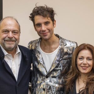 Exclusif - Eric Dupond-Moretti et sa compagne Isabelle Boulay - Mika est en backstage après son deuxième concert à la Philharmonie de Paris le 24 octobre 2021. © Cyril Moreau / Bestimage