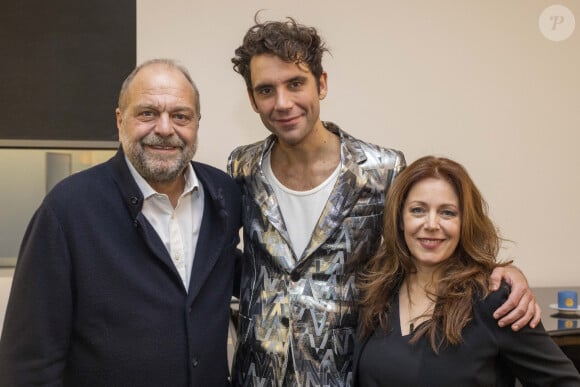 Exclusif - Eric Dupond-Moretti et sa compagne Isabelle Boulay - Mika est en backstage après son deuxième concert à la Philharmonie de Paris le 24 octobre 2021. © Cyril Moreau / Bestimage