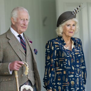 Le roi Charles III d'Angleterre et Camilla Parker Bowles, reine consort d'Angleterre, partagent un fou rire lors du Braemar Gathering 2024, le 7 septembre 2024. © Goff / Bestimage 