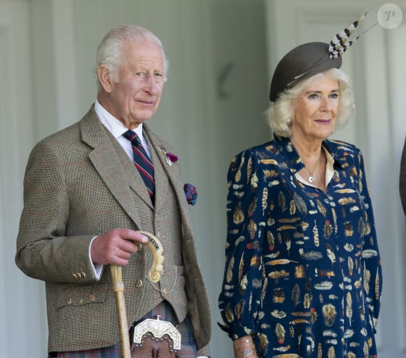 Le roi Charles III d'Angleterre et Camilla Parker Bowles, reine consort d'Angleterre, partagent un fou rire lors du Braemar Gathering 2024, le 7 septembre 2024. © Goff / Bestimage 