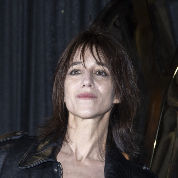 Charlotte Gainsbourg y a assisté, en dentelle et transparence
Charlotte Gainsbourg - Photo Call pour Le Défilé -Saint Laurent lors de la Fashion Week à Paris le 24 septembre 2024. © Olivier Borde /Bestimage 