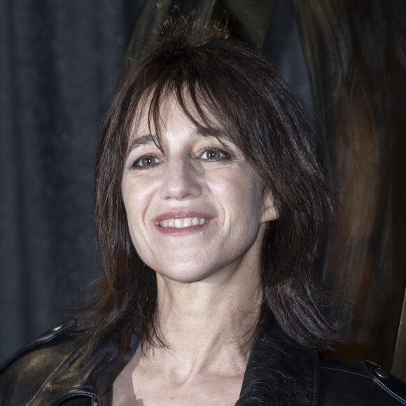 Elle a opté pour une jupe en dentelle et un body satiné bordeaux
Charlotte Gainsbourg - Photo Call pour Le Défilé -Saint Laurent lors de la Fashion Week à Paris le 24 septembre 2024. © Olivier Borde /Bestimage