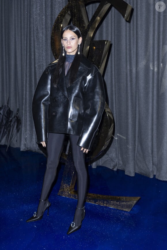 Milena Smit au photocall du défilé Saint Laurent, Collection Prêt-à-porter Printemps / Eté 2025 dans le cadre de la Fashion Week de Paris le 24 septembre 2024. © Olivier Borde / Bestimage 