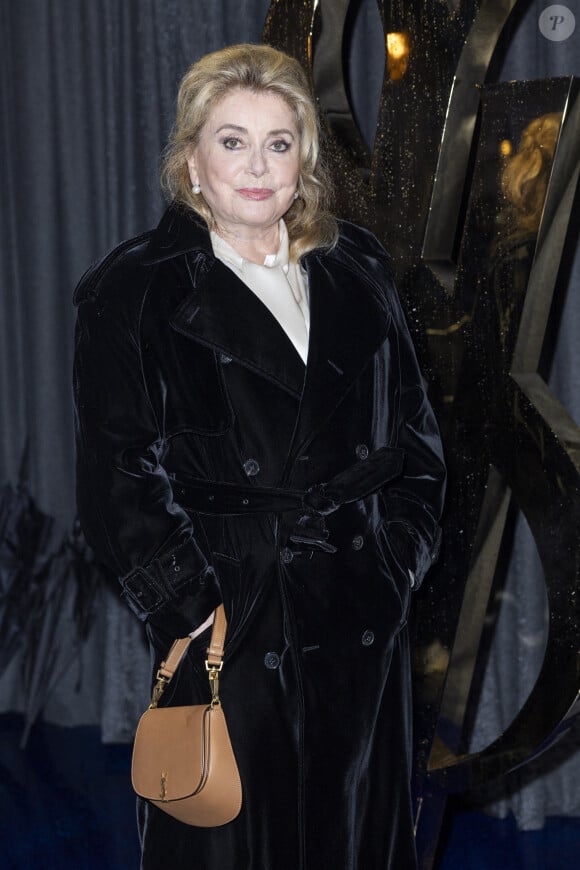 Un basique qui suffit à l'habiller tant sa classe naturelle la fait rayonner.
Catherine Deneuve au photocall du défilé Saint Laurent, Collection Prêt-à-porter Printemps / Eté 2025 dans le cadre de la Fashion Week de Paris le 24 septembre 2024. © Olivier Borde / Bestimage 