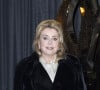 La présidente de la 50ème cérémonie des César était vêtue d'un grand manteau noir en velours
Catherine Deneuve au photocall du défilé Saint Laurent, Collection Prêt-à-porter Printemps / Eté 2025 dans le cadre de la Fashion Week de Paris le 24 septembre 2024. © Olivier Borde / Bestimage 