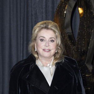 La présidente de la 50ème cérémonie des César était vêtue d'un grand manteau noir en velours
Catherine Deneuve au photocall du défilé Saint Laurent, Collection Prêt-à-porter Printemps / Eté 2025 dans le cadre de la Fashion Week de Paris le 24 septembre 2024. © Olivier Borde / Bestimage 