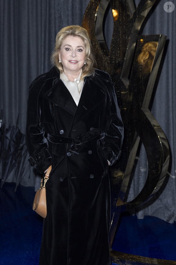 La présidente de la 50ème cérémonie des César était vêtue d'un grand manteau noir en velours
Catherine Deneuve au photocall du défilé Saint Laurent, Collection Prêt-à-porter Printemps / Eté 2025 dans le cadre de la Fashion Week de Paris le 24 septembre 2024. © Olivier Borde / Bestimage 