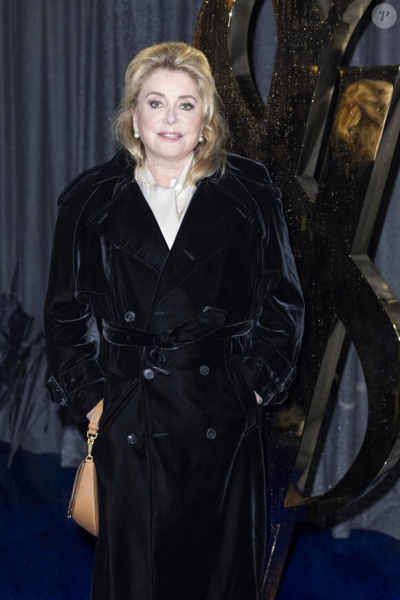 Non loin d'elle, Catherine Deneuve dont l'élégance n'est plus à prouver 
Catherine Deneuve au photocall du défilé Saint Laurent, Collection Prêt-à-porter Printemps / Eté 2025 dans le cadre de la Fashion Week de Paris le 24 septembre 2024. © Olivier Borde / Bestimage 