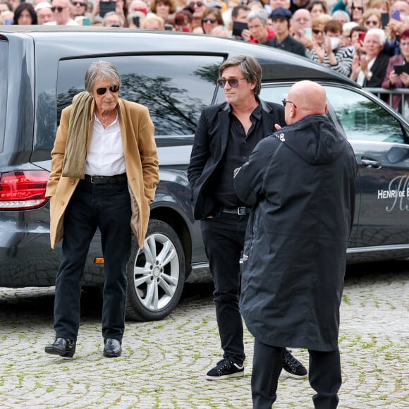 Jacques Dutronc et son fils Thomas Dutronc - Arrivées aux obsèques de l'auteure-compositrice-interprète et actrice française Françoise Hardy au crématorium du cimetière du Père-Lachaise à Paris, France, le 20 juin 2024. © Jacovides-Moreau/Bestimage 