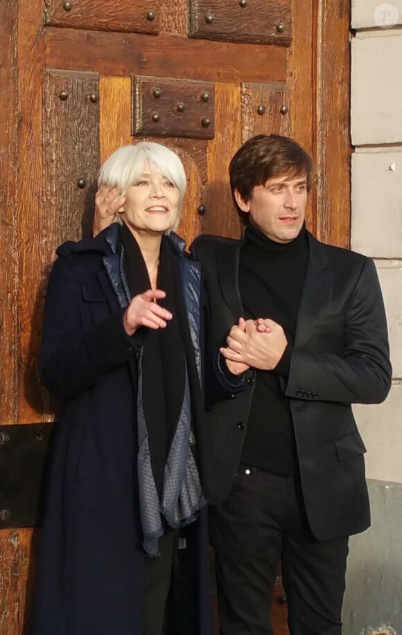 Exclusif - Françoise Hardy et son fils Thomas Dutronc se baladent le long des quais de l'Île Saint-Louis à Paris, France.