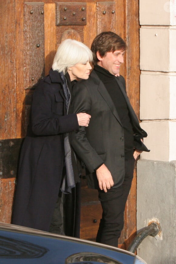 Exclusif - Françoise Hardy et son fils Thomas Dutronc se baladent le long des quais de l'Île Saint-Louis à Paris, France, le 2 novembre 2016.