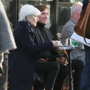 Exclusif - Françoise Hardy et son fils Thomas Dutronc se baladent le long des quais de l'Île Saint-Louis à Paris, France, le 2 novembre 2016.