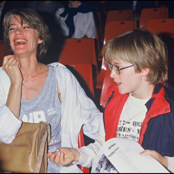 Archives - Françoise Hardy et son fils Thomas Dutronc au Zenith en 1984.