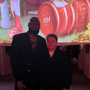 L'occasion pour lui de rencontrer LeBron James
 
Antoine Dupont et LeBron James