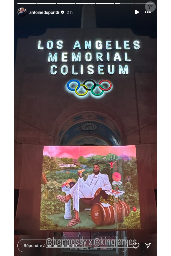 À peine arrivé, Antoine Dupont s'est rendu à une soirée organisé au Los Angeles Memorial Coliseum
 