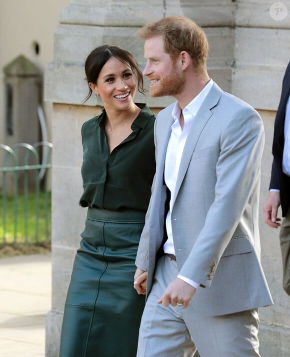 Mais un employé actuel a un avis bien différent 
Le prince Harry et Meghan Markle sont accueillis par des enfants lors de leur visite au Brighton Pavilion à Brighton le 3 octobre 2018. 