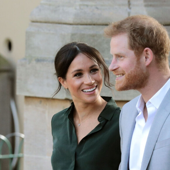 Mais un employé actuel a un avis bien différent 
Le prince Harry et Meghan Markle sont accueillis par des enfants lors de leur visite au Brighton Pavilion à Brighton le 3 octobre 2018. 