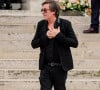 Pour nos confrères de "Gala" 
Thomas Dutronc, la main sur le coeur en guise de remerciement envers la foule d'admirateurs venue nombreuse pour rendre un dernier hommage à sa mère - Sortie des obsèques de l'auteure-compositrice-interprète et actrice française Françoise Hardy au crématorium du cimetière du Père-Lachaise à Paris, France, le 20 juin 2024. © Jacovides-Moreau/Bestimage 