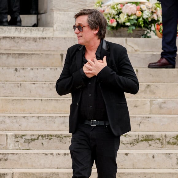 Pour nos confrères de "Gala" 
Thomas Dutronc, la main sur le coeur en guise de remerciement envers la foule d'admirateurs venue nombreuse pour rendre un dernier hommage à sa mère - Sortie des obsèques de l'auteure-compositrice-interprète et actrice française Françoise Hardy au crématorium du cimetière du Père-Lachaise à Paris, France, le 20 juin 2024. © Jacovides-Moreau/Bestimage 