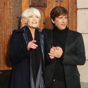 Exclusif - Françoise Hardy et son fils Thomas Dutronc se baladent le long des quais de l'Île Saint-Louis à Paris, France.