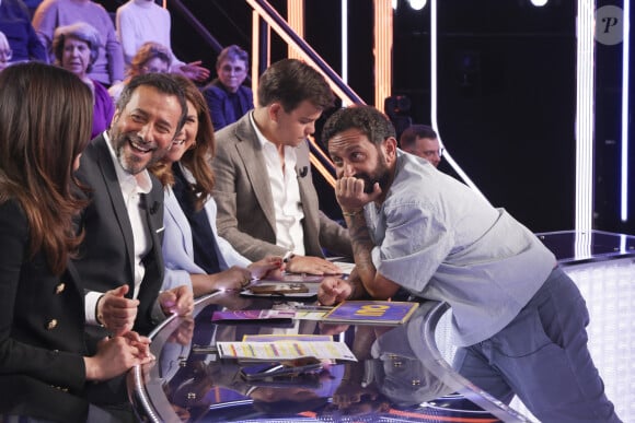 Exclusif - Bernard Montiel, Valérie Benaim, Cyril Hanouna sur le plateau de l'enregistrement de l'émission " Face à Hanouna " présentée par C.Hanouna et diffusée sur C8 le 21 avril 2024, à Paris, France, le 18 avril 2024. © Jack Tribeca / Bestimage