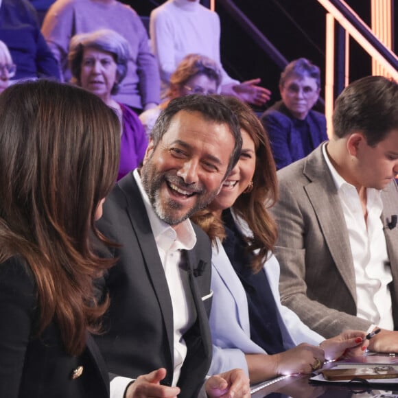 Exclusif - Bernard Montiel, Valérie Benaim, Cyril Hanouna sur le plateau de l'enregistrement de l'émission " Face à Hanouna " présentée par C.Hanouna et diffusée sur C8 le 21 avril 2024, à Paris, France, le 18 avril 2024. © Jack Tribeca / Bestimage