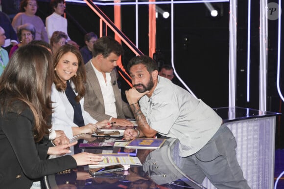 Exclusif - Bernard Montiel, Valérie Benaim, Cyril Hanouna sur le plateau de l'enregistrement de l'émission " Face à Hanouna " présentée par C.Hanouna et diffusée sur C8 le 21 avril 2024, à Paris, France, le 18 avril 2024. © Jack Tribeca / Bestimage 