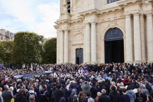 Obsèques de Philippine de Carlan, 19 ans, retrouvée morte dans le bois de Boulogne, en la cathédrale Saint-Louis de Versailles, France, le 27 septembre 2024. Son meurtre suscite une vague d'émotion alors que le suspect, un Marocain sous OQTF (obligation de quitter le territoire français) avait déjà été condamné pour viol. © Cyril Moreau/Bestimage