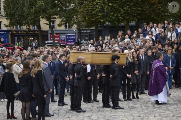 Le cercueil suivi des parents et les frères et soeurs de Philippine de Carlan - Obsèques de Philippine de Carlan, 19 ans, retrouvée morte dans le bois de Boulogne, en la cathédrale Saint-Louis de Versailles le 27 septembre 2024. Son meurtre suscite une vague d'émotion alors que le suspect, un Marocain sous OQTF (obligation de quitter le territoire français) avait déjà été condamné pour viol. © Cyril Moreau/Bestimage