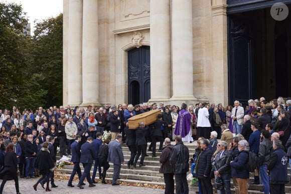 "La jeune femme devait rejoindre le domicile de ses parents à Montigny-le-Bretonneux. Mais elle ne s'y est jamais présentée. Selon le rapport d'autopsie, la victime est morte asphyxiée" selon le Parisien.

Le cercueil suivi des parents et les frères et soeurs de Philippine de Carlan - Obsèques de Philippine de Carlan, 19 ans, retrouvée morte dans le bois de Boulogne, en la cathédrale Saint-Louis de Versailles le 27 septembre 2024. Son meurtre suscite une vague d'émotion alors que le suspect, un Marocain sous OQTF (obligation de quitter le territoire français) avait déjà été condamné pour viol. © Cyril Moreau/Bestimage