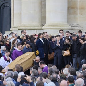 Le cercueil suivi des parents et les frères et soeurs de Philippine de Carlan - - Obsèques de Philippine de Carlan, 19 ans, retrouvée morte dans le bois de Boulogne, en la cathédrale Saint-Louis de Versailles, France, le 27 septembre 2024. Son meurtre suscite une vague d’émotion alors que le suspect, un Marocain sous OQTF (obligation de quitter le territoire français) avait déjà été condamné pour viol. © Cyril Moreau/Bestimage  Funeral of Philippine de Carlan, 19, found dead in the Bois de Boulogne, in the Saint-Louis Cathedral of Versailles on September 27, 2024. Her murder sparked a wave of emotion as the suspect, a Moroccan under OQTF (obligation to leave French territory) had already been convicted of rape. 