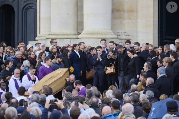 Le cercueil suivi des parents et les frères et soeurs de Philippine de Carlan - - Obsèques de Philippine de Carlan, 19 ans, retrouvée morte dans le bois de Boulogne, en la cathédrale Saint-Louis de Versailles, France, le 27 septembre 2024. Son meurtre suscite une vague d’émotion alors que le suspect, un Marocain sous OQTF (obligation de quitter le territoire français) avait déjà été condamné pour viol. © Cyril Moreau/Bestimage  Funeral of Philippine de Carlan, 19, found dead in the Bois de Boulogne, in the Saint-Louis Cathedral of Versailles on September 27, 2024. Her murder sparked a wave of emotion as the suspect, a Moroccan under OQTF (obligation to leave French territory) had already been convicted of rape. 