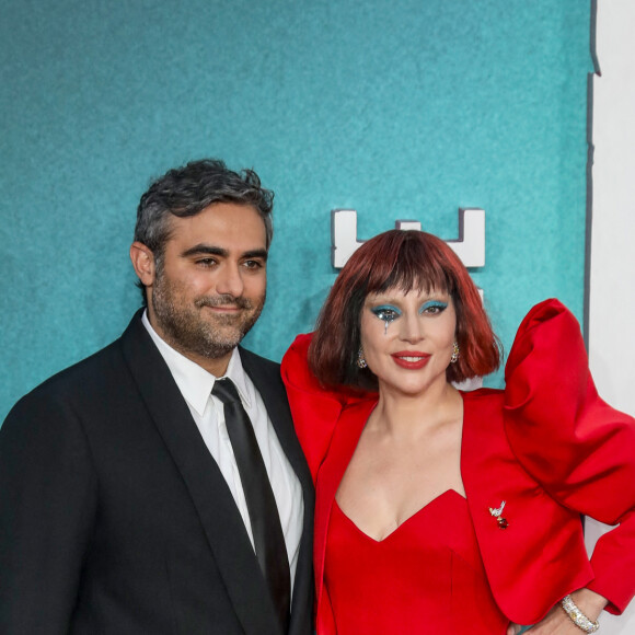 Alors qu'elle a rencontre l'ancien Premier ministre Gabriel Attal, ce dernier a révélé sans le vouloir que l'actrice et chanteuse s'était fiancée. 
Lady Gaga et Michael Polansky - Arrivées sur le tapis rouge pour la première britannique de "Joker Folie A Deux" au Cineworld Leicester Square à Londres, le 26 septembre 2024.
