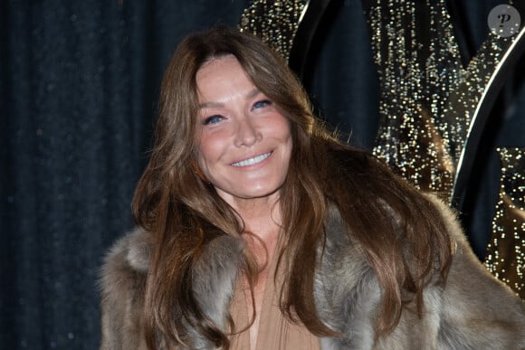 ...Il a décidé de le revendre et a annulé les rénovations qu'il y avait prévues ! 
Carla Bruni Tedeschi assiste au défilé Yves Saint Laurent Womenswear Spring-Summer 2025 dans le cadre de la semaine de la mode de Paris, à Paris, France, le 24 septembre 2024. Photo par Aurore Marechal/ABACAPRESS.COM