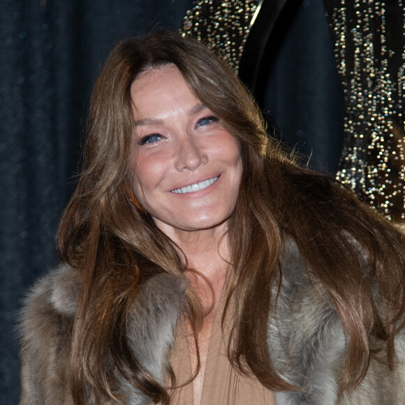 ...Il a décidé de le revendre et a annulé les rénovations qu'il y avait prévues ! 
Carla Bruni Tedeschi assiste au défilé Yves Saint Laurent Womenswear Spring-Summer 2025 dans le cadre de la semaine de la mode de Paris, à Paris, France, le 24 septembre 2024. Photo par Aurore Marechal/ABACAPRESS.COM