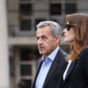 Un souvenir du passé qui s'éloigne d'autant plus, bien que l'art soit resté une passion centrale dans la vie de Carla Bruni et de son mari Nicolas Sarkozy...
Nicolas Sarkozy et son épouse Carla Bruni Sarkozy se rendent à la cérémonie d'enterrement de la chanteuse française Françoise Hardy au crématorium du Père Lachaise à Paris, France, le 20 juin 2024. Connue pour ses ballades mélancoliques, elle a symbolisé le mouvement pop yé-yé (yeah yeah) en France et laisse en héritage des chefs-d'oeuvre de la chanson française. Elle était une icône culturelle qui a inspiré Mick Jagger, David Bowie ou Bob Dylan. Elle était mariée avec Jacques Dutronc. Photo par Raphael Lafargue/ABACAPRESS.COMNicolas Sarkozy and his wife Carla Bruni Sarkozy arriving to the funeral ceremony for French singer Francoise Hardy at the Pere Lachaise crematorium in Paris, France on June 20, 2024. Known for her melancholy ballads, she symbolised France's Yé-yé (yeah yeah) pop movement and leaves a legacy of masterpieces for French chanson. She was a cultural icon who inspired Mick Jagger, David Bowie or Bob Dylan. She was married with Jacques Dutronc. Photo by Raphael Lafargue/ABACAPRESS.COM