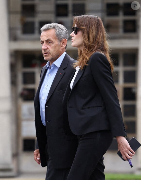 Un souvenir du passé qui s'éloigne d'autant plus, bien que l'art soit resté une passion centrale dans la vie de Carla Bruni et de son mari Nicolas Sarkozy...
Nicolas Sarkozy et son épouse Carla Bruni Sarkozy se rendent à la cérémonie d'enterrement de la chanteuse française Françoise Hardy au crématorium du Père Lachaise à Paris, France, le 20 juin 2024. Connue pour ses ballades mélancoliques, elle a symbolisé le mouvement pop yé-yé (yeah yeah) en France et laisse en héritage des chefs-d'oeuvre de la chanson française. Elle était une icône culturelle qui a inspiré Mick Jagger, David Bowie ou Bob Dylan. Elle était mariée avec Jacques Dutronc. Photo par Raphael Lafargue/ABACAPRESS.COMNicolas Sarkozy and his wife Carla Bruni Sarkozy arriving to the funeral ceremony for French singer Francoise Hardy at the Pere Lachaise crematorium in Paris, France on June 20, 2024. Known for her melancholy ballads, she symbolised France's Yé-yé (yeah yeah) pop movement and leaves a legacy of masterpieces for French chanson. She was a cultural icon who inspired Mick Jagger, David Bowie or Bob Dylan. She was married with Jacques Dutronc. Photo by Raphael Lafargue/ABACAPRESS.COM