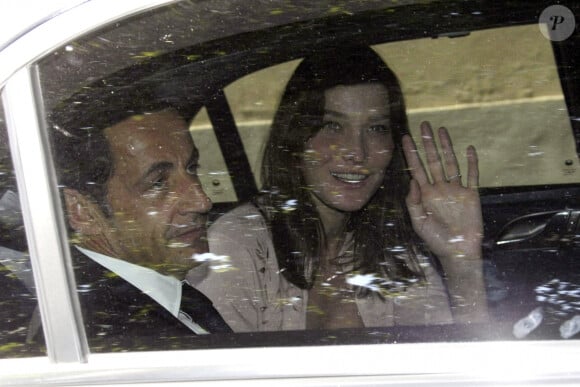 Mais l'histoire ne s'arrête pas là, puisque quelques mois après avoir acheté le château...
Après le sommet de l'Aquila, le président français Nicolas Sarkozy et son épouse Carla Bruni-Sarkozy se rendent au cimetière monumental de Turin, en Italie, le 10 juillet 2009, où repose le corps de Virginio Bruni Tedeschi. Ils visitent ensuite l'ancien château de Castagneto Po, qui appartenait à la famille Bruni jusqu'à l'année dernière. Photo par Marco Piovanotto/ABACAPRES.SCOM