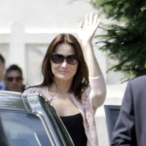 Après le sommet de l'Aquila, le président français Nicolas Sarkozy et son épouse Carla Bruni-Sarkozy se rendent au cimetière monumental de Turin, en Italie, le 10 juillet 2009, où repose le corps de Virginio Bruni Tedeschi. Ils visitent ensuite l'ancien château de Castagneto Po, qui appartenait à la famille Bruni jusqu'à l'année dernière. Photo par Marco Piovanotto/ABACAPRES.SCOM