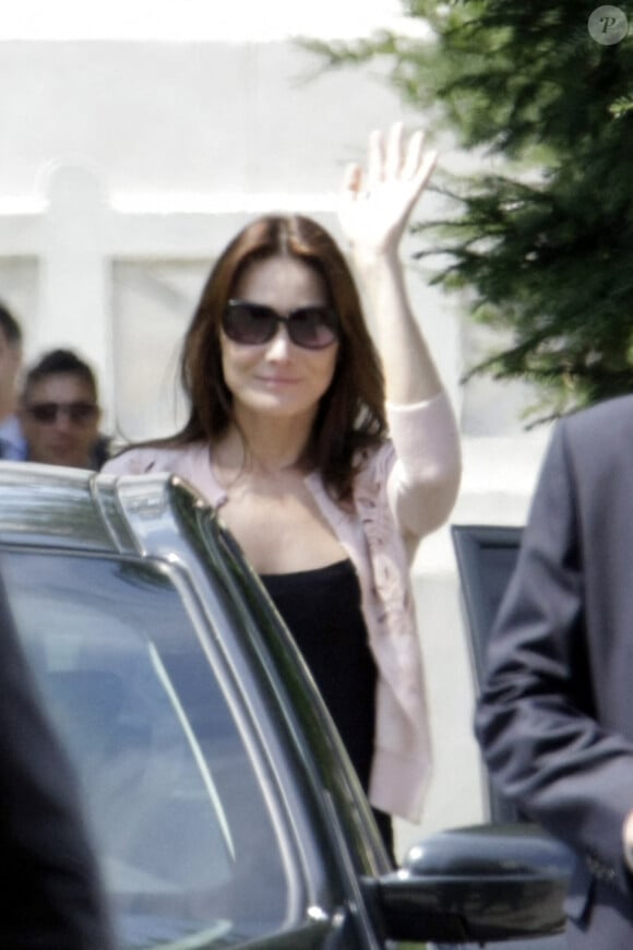 Après le sommet de l'Aquila, le président français Nicolas Sarkozy et son épouse Carla Bruni-Sarkozy se rendent au cimetière monumental de Turin, en Italie, le 10 juillet 2009, où repose le corps de Virginio Bruni Tedeschi. Ils visitent ensuite l'ancien château de Castagneto Po, qui appartenait à la famille Bruni jusqu'à l'année dernière. Photo par Marco Piovanotto/ABACAPRES.SCOM