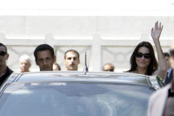 Après le sommet de l'Aquila, le président français Nicolas Sarkozy et son épouse Carla Bruni-Sarkozy se rendent au cimetière monumental de Turin, en Italie, le 10 juillet 2009, où repose le corps de Virginio Bruni Tedeschi. Ils visitent ensuite l'ancien château de Castagneto Po, qui appartenait à la famille Bruni jusqu'à l'année dernière. Photo par Marco Piovanotto/ABACAPRES.SCOM