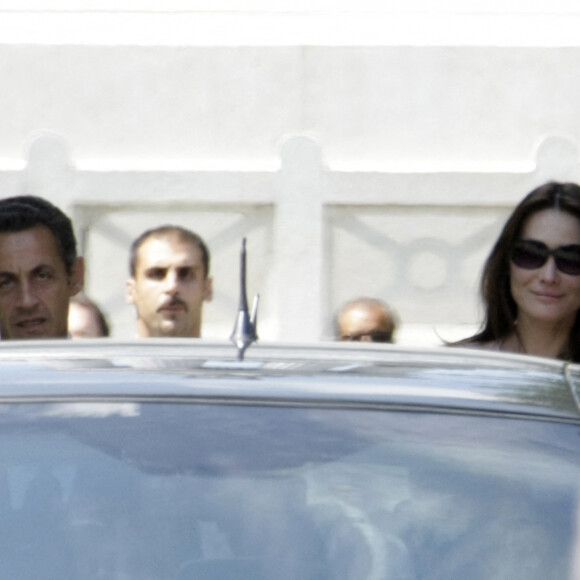 Après le sommet de l'Aquila, le président français Nicolas Sarkozy et son épouse Carla Bruni-Sarkozy se rendent au cimetière monumental de Turin, en Italie, le 10 juillet 2009, où repose le corps de Virginio Bruni Tedeschi. Ils visitent ensuite l'ancien château de Castagneto Po, qui appartenait à la famille Bruni jusqu'à l'année dernière. Photo par Marco Piovanotto/ABACAPRES.SCOM