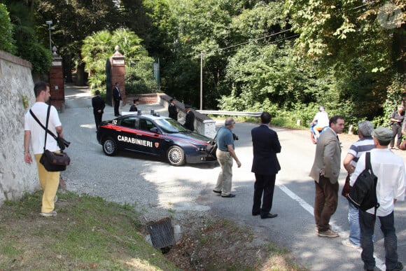 Après le sommet de l'Aquila, le président français Nicolas Sarkozy et son épouse Carla Bruni-Sarkozy se rendent au cimetière monumental de Turin, en Italie, le 10 juillet 2009, où repose le corps de Virginio Bruni Tedeschi. Ils visitent ensuite l'ancien château de Castagneto Po, qui appartenait à la famille Bruni jusqu'à l'année dernière. Photo par Marco Piovanotto/ABACAPRES.SCOM