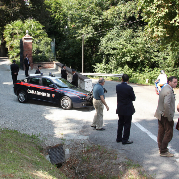 Après le sommet de l'Aquila, le président français Nicolas Sarkozy et son épouse Carla Bruni-Sarkozy se rendent au cimetière monumental de Turin, en Italie, le 10 juillet 2009, où repose le corps de Virginio Bruni Tedeschi. Ils visitent ensuite l'ancien château de Castagneto Po, qui appartenait à la famille Bruni jusqu'à l'année dernière. Photo par Marco Piovanotto/ABACAPRES.SCOM