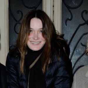 Marisa Borini, Carla Bruni-Sarkozy et Valeria Bruni Tedeschi assistent à la pièce de théâtre " Les Larmes amères de Petra Von Kant " avec la mère de Carla Bruni-Sarkozy, Marisa Borini et la soeur de Carla Bruni-Sarkozy, Valeria Bruni Tedeschi au théâtre de l'Œuvre à Paris, France, le 25 mars 2015. Photo par Aurore Marechal/ABACAPRESS.COM