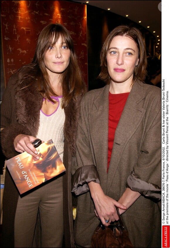 Serge Arnal/ABACA. 38676-7. Paris-France, 6/10/2002. Carla Bruni et sa soeur Valeria Bruni-Tedeschi à l'avant-première du film ' Peau d'Ange ' réalisé par Vincent Perez au cinéma ' Biarritz '.