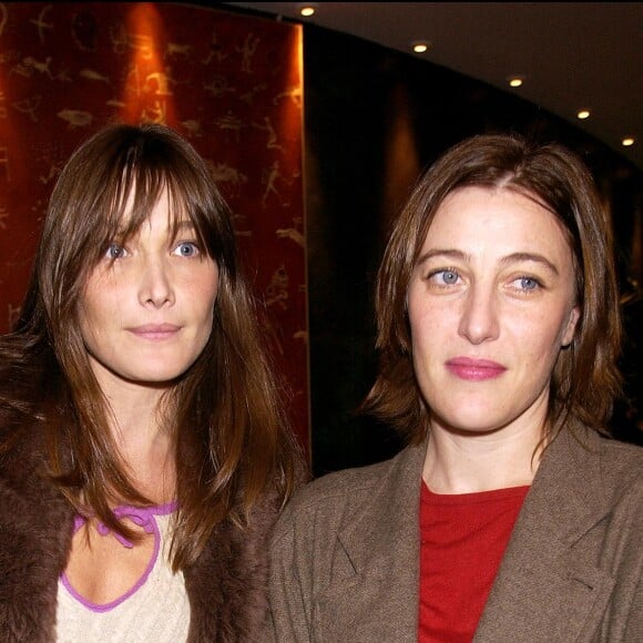 Serge Arnal/ABACA. 38676-7. Paris-France, 6/10/2002. Carla Bruni et sa soeur Valeria Bruni-Tedeschi à l'avant-première du film ' Peau d'Ange ' réalisé par Vincent Perez au cinéma ' Biarritz '.