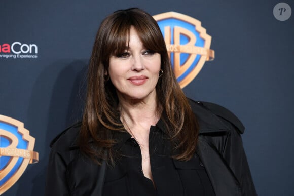 Toutefois, la motivation principale de la star du cinéma pour vivre à Paris vient de ses filles :
Monica Bellucci au CinemaCon au Caesars Palace, à Las Vegas, le 9 avril 2024.